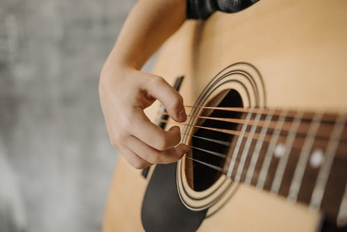 王若琳《迷宫吉他谱》-E调-彼岸吉他